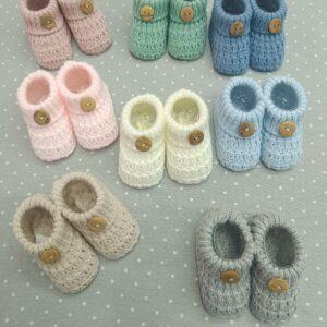 Patucos de lana botón