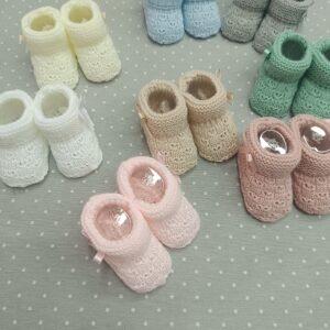 Patucos de lana caladito